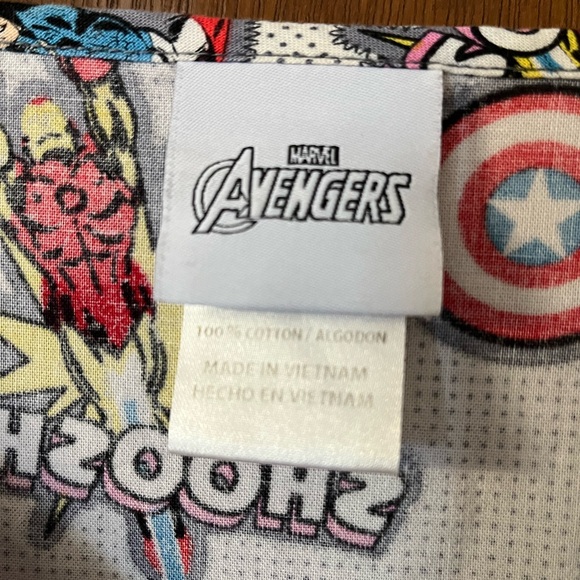 Marvel Avengers size 3X scrub top - Picture 4 of 5